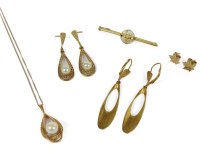 Lot 7 - A gold single cultured pearl drop pendant
