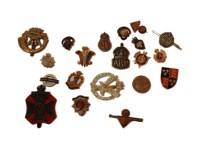 Lot 121 - A collection of military badges