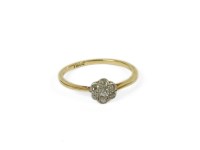 Lot 11 - A gold diamond daisy cluster ring