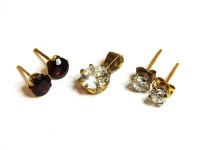 Lot 31 - A pair of gold garnet stud earrings