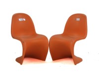 Lot 432 - A pair of Verner Panton chairs