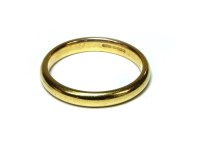 Lot 24 - An 18ct gold wedding ring