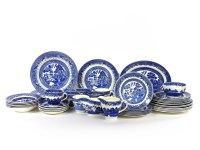 Lot 264 - A willow pattern blue and white tea and dinner service