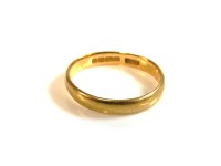 Lot 66 - A 'D' section wedding ring
