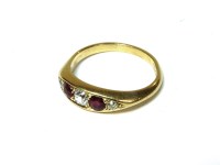 Lot 41 - An 18ct gold Edwardian five stone graduated diamond and ruby boat-shaped ring