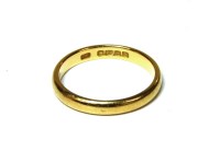 Lot 10 - A 22ct gold wedding ring