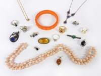 Lot 1201 - A collection of jewellery