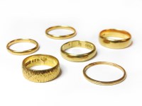Lot 1184 - Six 22ct gold wedding rings