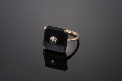 Lot 171 - An Art Deco diamond and onyx plaque ring