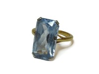 Lot 1187 - A gold scissor cut synthetic spinel ring