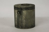 Lot 1095 - An early 20th century Elkington & Co. silver plated biscuit barrel