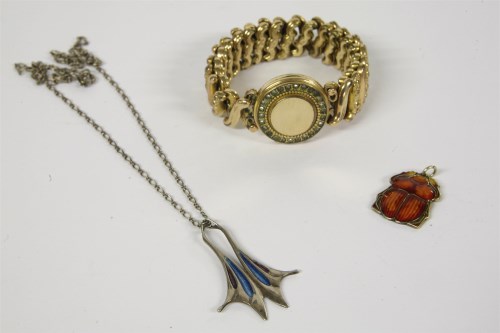 Lot 1032 - A collection of jewellery to include a Norwegian sterling silver enamel pendant of a scarab beetle