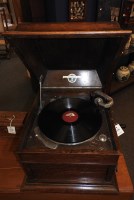 Lot 1539 - An oak table top gramophone