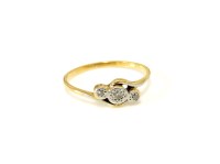 Lot 40 - A gold three stone diamond ring