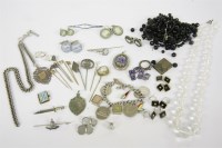 Lot 63 - A collection of jewellery