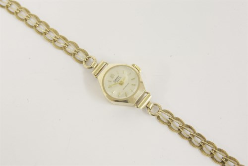 Lot 42 - A 9ct gold ladies Camy Incabloc mechanical watch