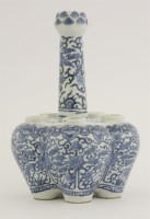 Lot 361 - A blue and white quintal bulb vase