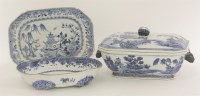 Lot 30 - A blue and white tureen and cover