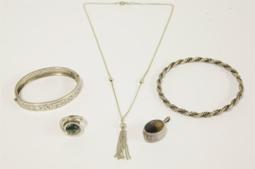 Lot 78 - A collection of silver jewellery