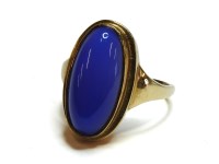 Lot 81 - A 9ct gold oval cabochon blue stained agate ring