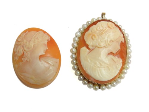 Lot 36 - A 9ct gold mount oval shell cameo pendant/brooch