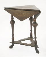 Lot 400 - An oak drop-leaf table