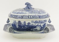 Lot 33 - A blue and white export ware soup tureen