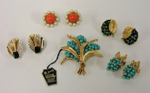 Lot 1017 - A Trifari spray brooch and earring suite