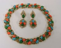 Lot 1022 - A Trifari necklace and earring suite