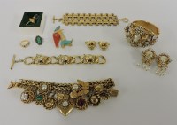 Lot 1025 - A collection of costume jewellery