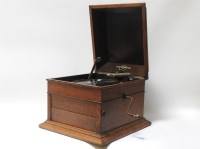 Lot 372 - An oak Columbia table top gramophone