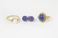 Lot 13 - A gold single stone lapis lazuli cabochon ring