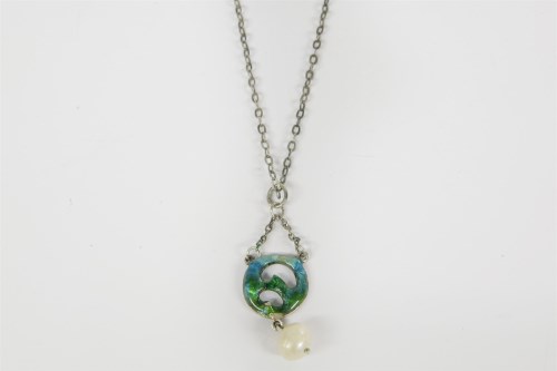 Lot 37 - An Art Nouveau blue and green enamel drop pendant necklace