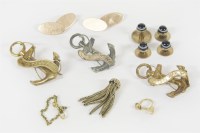Lot 49 - A collection of gold items