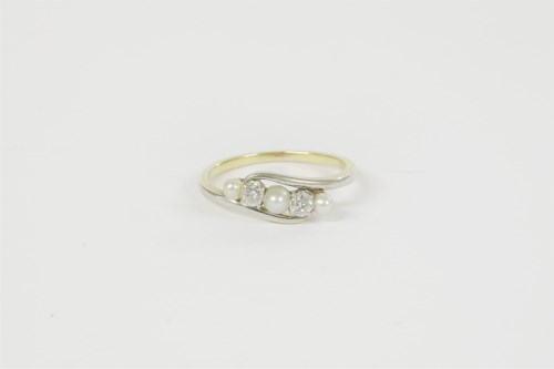 Lot 40 - A gold five stone diamond and seed pearl cross ring