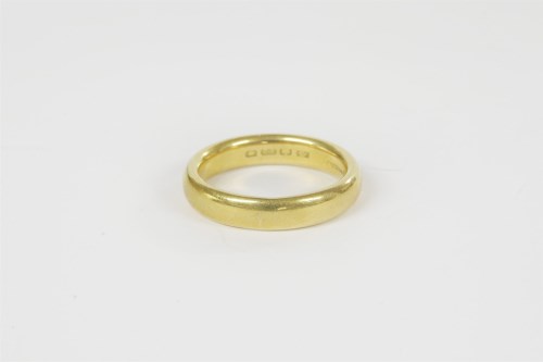 Lot 41 - A 22ct gold court shaped wedding ring
8.08g