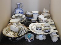 Lot 207 - A collection of tea and dinner ware
