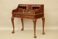 Lot 359 - A Georgian style desk