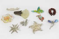 Lot 65 - Eight assorted brooches