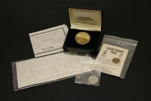 Lot 99 - A cased mint American bicentennial medal 1776 to 1976