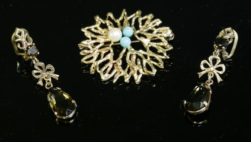 Lot 28 - A 9ct gold stained howlite and cultured pearl splash brooch