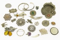 Lot 52 - A collection of brooches