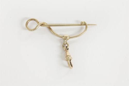 Lot 29 - A Murrle Bennett 9ct gold whiplash style fob with swivel clasp