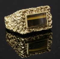 Lot 491 - A gentlemen's gold tiger's eye signet ring