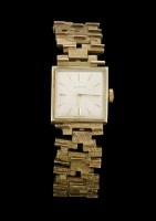 Lot 513 - A ladies' 9ct gold Zenith mechanical bracelet watch