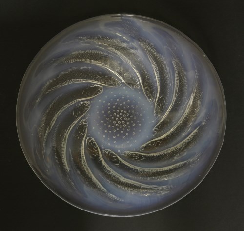 Lot 338 - A Lalique 'Poissons' opalescent glass dish