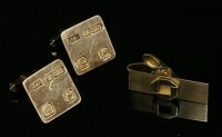 Lot 509 - A pair of 9ct gold swivel link cufflinks