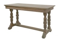 Lot 513 - An oak table