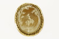 Lot 15 - A gold mounted shell cameo brooch/pendant