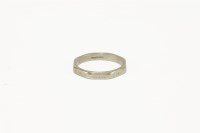 Lot 26 - An octagonal wedding ring with engraved decoration